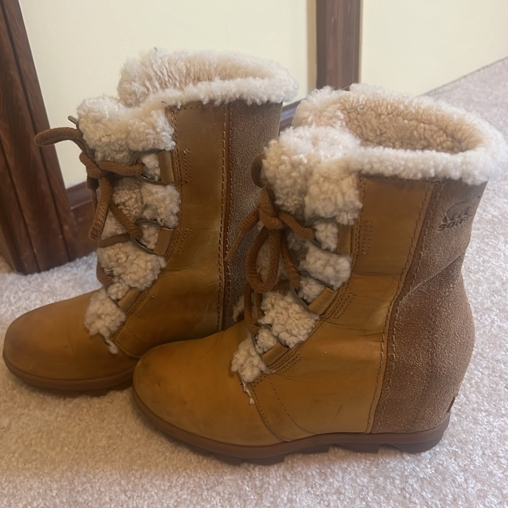 Women’s Sorel wedge boots - Picture 2 of 7